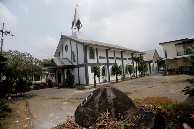 BERSEJARAH: Sebuah bungker di halaman GPIB Immanuel di Jalan A. Yani, Kota Mojokerto yang menjadi salah satu objek bersejarah yang akan diusulkan sebagai cagar budaya. (Sofan Kurniawan/JPRM)