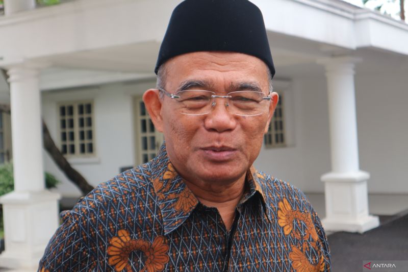 Menteri Koordinator Bidang Pembangunan Manusia dan Kebudayaan (Menko PMK) Muhadjir Effendy di Istana Wakil Presiden Jakarta pada Rabu (26/4/2023). (ANTARA/Desca Lidya Natalia)