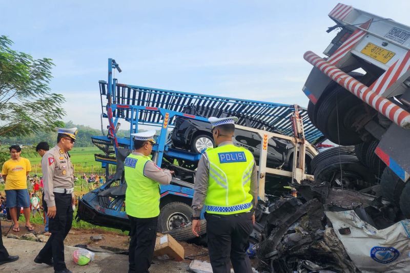 Kecelakaan beruntun terjadi di KM 487 ruas Tol Semarang-Solo di wilayah Boyolali, Jawa Tengah, Jumat. (ANTARA/ HO-Humas Polda Jateng)