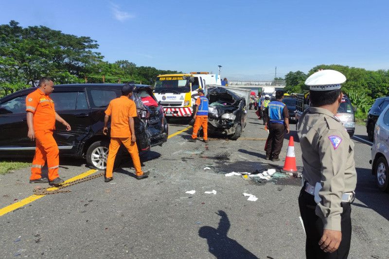 Petugas saat mengevakuasi kendaraan yang terlibat kecelakaan beruntun di Cirebon, Jawa Barat, Sabtu (15/4/2023). ANTARA/Khaerul Izan