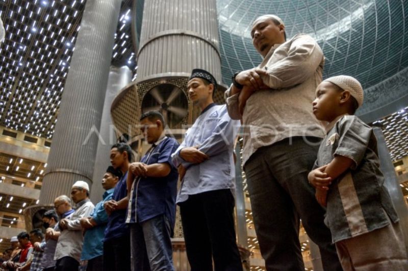 Ilustrasi: Umat Islam melaksanakan shalat gerhana bulan di Masjid Istiqlal, Jakarta, Selasa (8/11/2022). Ibadah tersebut dilakukan bertepatan dengan fenomena puncak gerhana bulan total terakhir di tahun 2022 yang berlangsung pukul 17.59 WIB sesuai sunah a