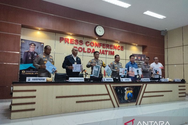 Polisi saat merilis kasus penipuan pemerasan dan kekerasan seksual terhadap 16 orang Pekerja Migran Indonesia di Hong Kong. (ANTARA/HO-Bidhumas Polda Jatim)