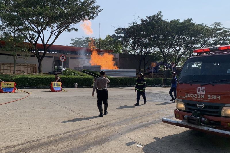 Semburan api terjadi di Rest Area Km 86 Tol Cipali, Kabupaten Subang, Jawa Barat, Rabu (26/4/2023). ANTARA/HO-Humas Polda Jawa Barat
