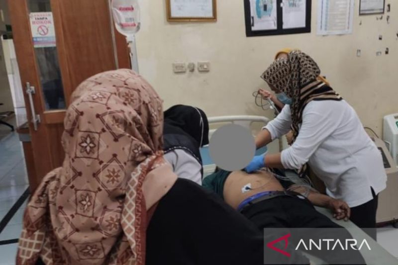 Korban S saat menerima penanganan medis di klinik wilayah Sukamakmur Kabupaten Bogor, Jawa Barat. (ANTARA/HO-Humas Polres Bogor)