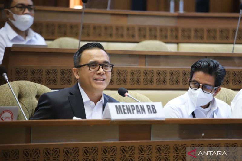 Menteri Pendayagunaan Aparatur Negara dan Reformasi Birokrasi (Menpan-RB) Abdullah Azwar Anas dalam rapat kerja dengan Komisi II DPR RI, di Kompleks Parlemen, Jakarta, Senin (10/4/2023). ANTARA/HO-Humas Kementerian PAN-RB