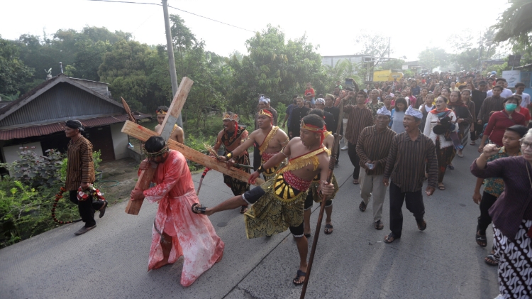 JUMAT AGUNG: Ratusan umat kristiani jemaat GKJW Dawarblandong berjalan kurang lebih 1 kilometer dalam prosesi Jalan Salib, tadi pagi (7/4). (Sofan Kurniawan/JPRM)