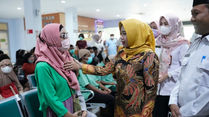 ANTRE: Wali Kota Ika Puspitasari saat meninjau pelayanan di RSUD dr Wahidin Sudiro Husodo di hari pertama kerja pasca cuti Idul Fitri 2023, Rabu (26/4).