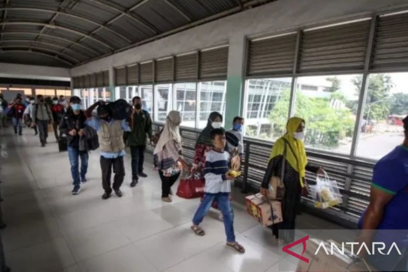 Dokumen - Pemudik berangkat melalui terminal Purabaya pada arus mudik Lebaran 2022. (ANTARA/ Umarul Faruq)