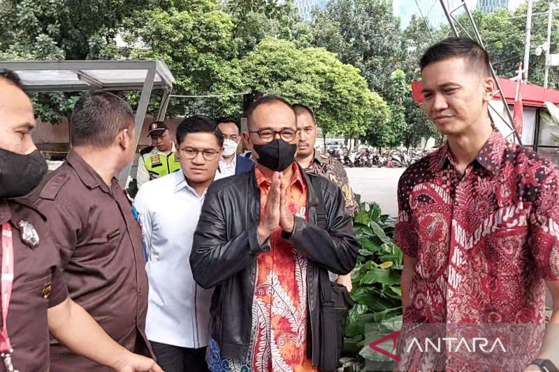 Mantan pejabat Ditjen Pajak Rafael Alun Trisambodo penuhi panggilan KPK untuk menjalani pemeriksaan sebagai tersangka dugaan penerimaan gratifikasi, di Gedung Merah Putih KPK, Jakarta Selatan, Selasa (3/4/2023). ANTARA/Fianda Sjofjan Rassat