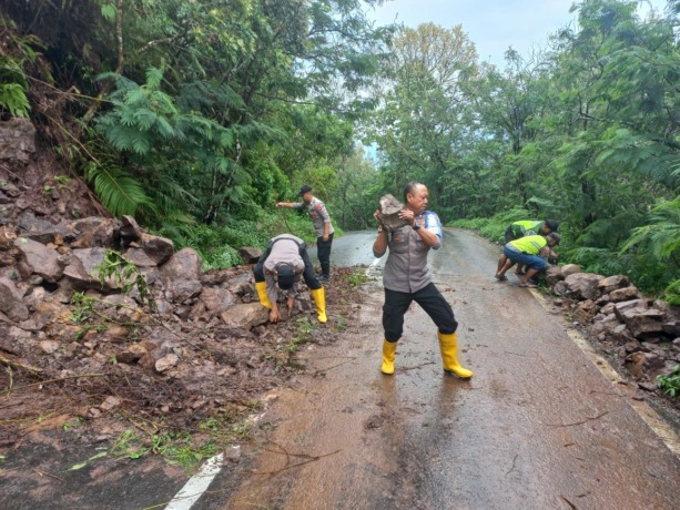 ALAT SEADANYA: Petugas Polsek Pacet, warga, dan relawan membersihkan material longsor di jalur Pacet-Cangar, Sabtu (8/4) sore. (Yulianto Adi Nugroho/JPRM)