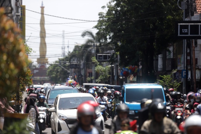 MACET: Semakin mendekat Lebaran, Jalan Mojopahit, Kota Mojokerto mulai mengalami kemacetan. Banyak masyarakat berbelanja di area perniagaan tersebut yang menjual berbagai macam kebutuhan Lebaran.