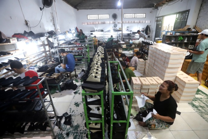PANEN: Perajin asal Suromulang, Kelurahan Surodinawan, Kota Mojokerto tekun mengerjakan ribuan pasang sandal yang sudah dipesan. (Sofan Kurniawan/JPRM)