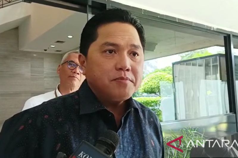 Ketua Umum Persatuan Sepak Bola Seluruh Indonesia (PSSI) Erick Thohir di Kantor Staf Presiden (KSP) Jakarta pada Senin (10/4/2023). (ANTARA/Desca Lidya Natalia)