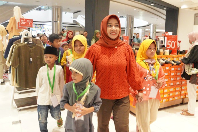 BERBAGI KEBAHAGIAAN: Wali Kota Ning Ita mendampingi anak yatim dan anak berkebutuhan khusus berbelanja pakaian Lebaran, Minggu (16/4). (Rizal Amrulloh/JPRM)