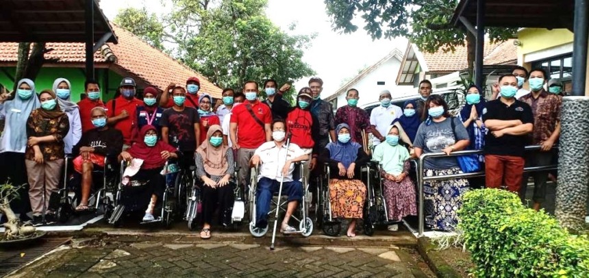 DIMUDAHKAN: Kegiatan fitting kaki palsu pasien