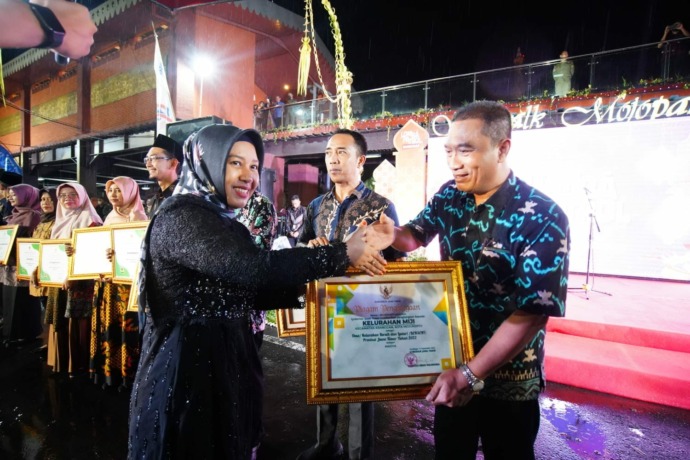 BERSIH DAN LESTASI: Wali Kota Ika Puspitasari menyerahkan penghargaan Kelurahan Berseri yang diterima Kelurahan Gedongan.