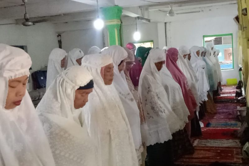 Jamaah Tareqat Naqsabandiyah Surau Baru Pauh Kota Padang menggelar Sholat Idul Fitri 1444 Hijriah pada Kamis (20/4) (ANTARA/HO Dokumen Pribadi)