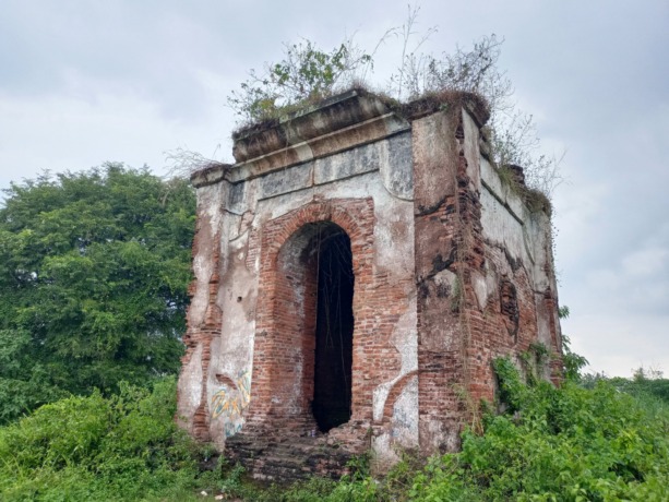 IKONIK: Bekas stum atau pangkal tungku pemasan tebu di kompleks eks PG Perning, Desa Perning, Kecamatan Jetis, Kabupaten Mojokerto. (Yulianto Adi Nugroho/JPRM)