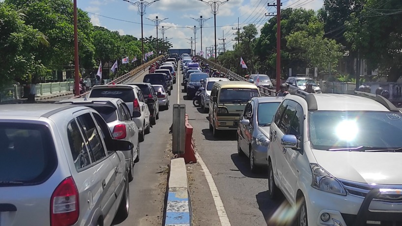 MENGULAR: Ribuan kendaraan roda dua dan roda empat terpaksa mengantre saat melintas di jembatan Gajah Mada Kota Mojokerto kemarin. (Farisma Romawan/JPRM)