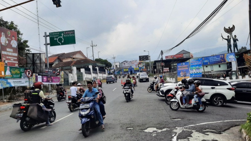 MENINGKAT: Sejumlah kendaraan menuju kawasan objek wisata di Kecamatan Pacet, Kabupaten Mojokerto, Senin (24/4). (Martda Vadetya/JPRM)