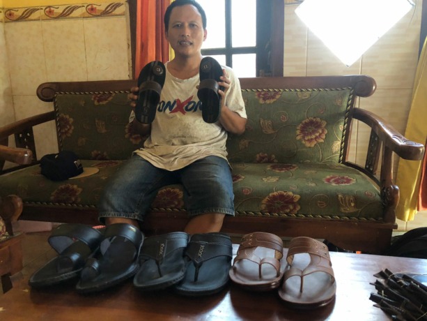 BERAGAM: Rofiq menunjukkan sejumlah model sandal kulit buatannya yang berhasil menembus pasaran antardaerah. (Rizal Amrulloh/JPRM)
