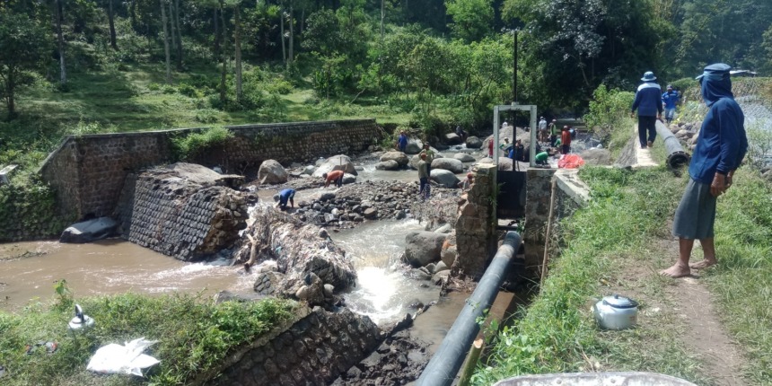 Pemkab Mojokerto kembali gulirkan proyek irigasi pertanian di sejumlah desa. Dengan pagu anggaran Rp 3,76 miliar, enam paket pengerjaan ini bakal mengairi ribuan hektare lahan pertanian.