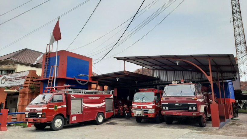 SIAGA: Sejumlah mobil pemadam di UPT Damkar Kota Mojokerto. (Farisma Romawan/JPRM)