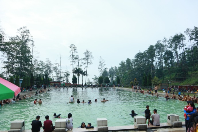 ANDALAN: Wana Wisata Kolam Air Panas Padusan, Kecamatan Pacet masih menjadi destinasi wisata andalan milik Pemkab Mojokerto. (Khudori Aliandu/JPRM)