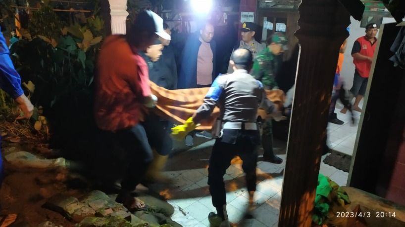 NAHAS: Jasad korban bunuh diri di Kecamatan Pacet dibawa ke rumah duka sebelum dimakamkan, Senin (3/4) malam. (Yulianto Adi Nugroho/JPRM)