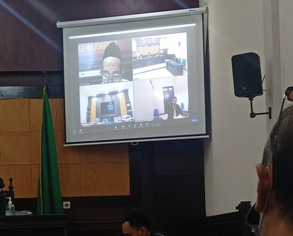 MENUNDUK: Terdakwa Machsun mengikuti sidang putusan di Ruang Cakra PN Mojokerto, kemarin. (Yulianto Adi Nugroho/JPRM)