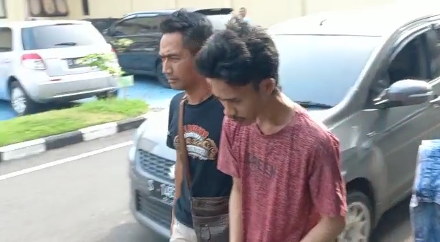 DITAHAN: Irfan Yulianto Putro saat diamankan di Polres Mojokerto, kemarin. (Yulianto Adi Nugroho/JPRM)