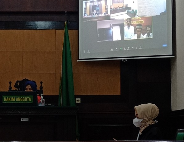 DIHUKUM: Tiga terdakwa menghadapi sidang putusan secara online di PN Mojokerto, kemarin. (Yulianto Adi Nugroho/JPRM)