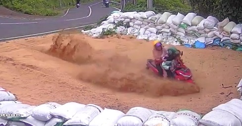 MELUNCUR: Rekaman CCTV di jalur penyelamat tikungan Gotean, Jalan Pacet-Ngar, menunjukkan pemotor yang mengalami rem blong. (Yulianto Adi Nugroho/JPRM)