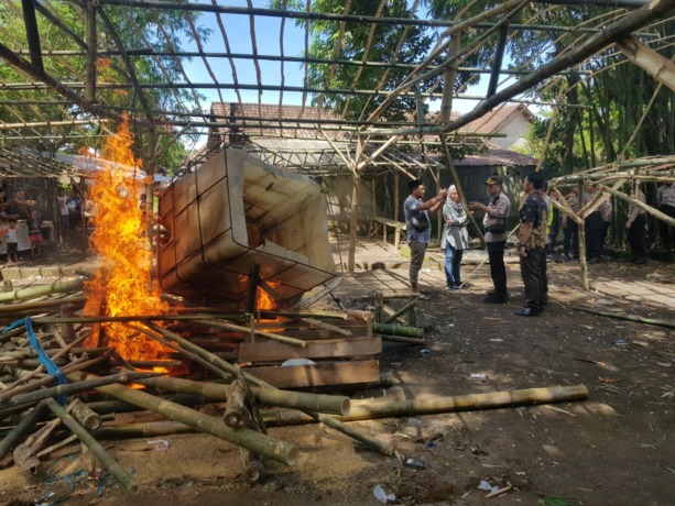 MERESAHKAN: Pemusnahan arena sabung ayam di Dusun Semanding, Desa Beloh, Kecamatan Trowulan, Kabupaten Mojokerto, kemarin. (Yulianto Adi Nugroho/JPRM)