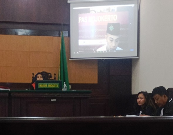 DIADILI: Terdakwa Dayat menjalani sidang perdana di PN Mojokerto, kemarin. (Yulianto Adi Nugroho/JPRM)