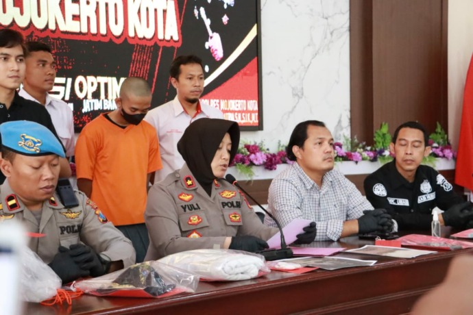 RILIS: Wakapolres Mojokerto Kota Kompol Yuli Candra Dewi menyampaikan rilis kasus Tindak Pidana Perdagangan Orang (TPPO) di Mapolres Mojokerto Kota, April lalu. (Yulianto Adi Nugroho/JPRM)