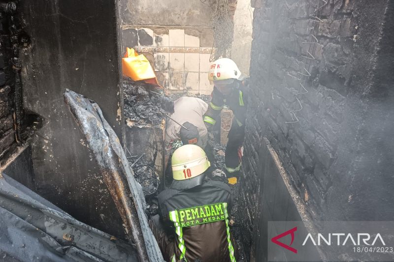 Petugas  Dinas Pemadam Kebakaran dan Penyelamatan Kota Medan sedang melakukan pembersihan di lokasi rumah yang terbakar di Jalan Selamat. (ANTARA/HO-Istimewa)
