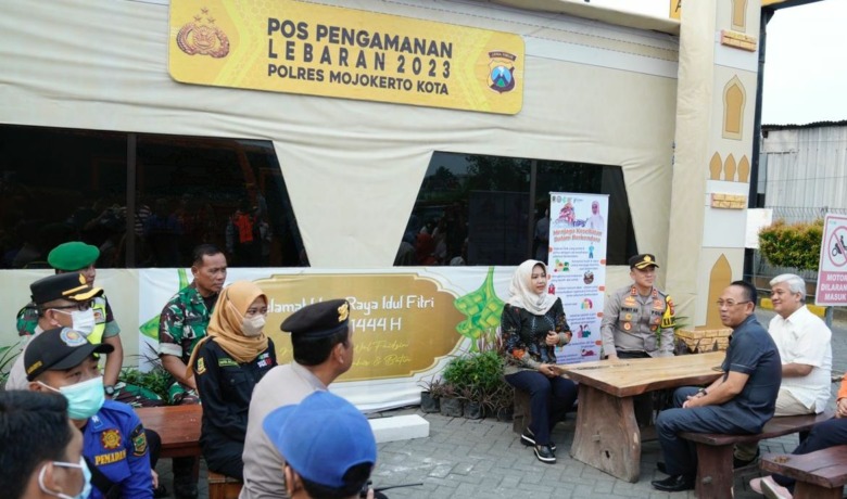 MUDIK AMAN: Wali Kota Ika Puspitasari bersama jajaran Forkopimda Kota Mojokerto saat meninjau posko pelayanan di Exit Tol Penompo, Rabu (19/4).