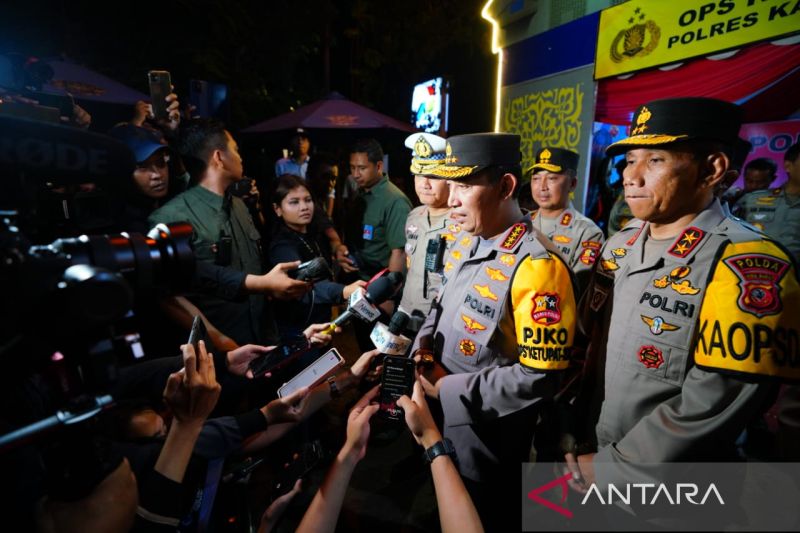 Kapolri Jenderal Pol. Listyo Sigit Prabowo memberikan keterangan kepada wartawan di Rest Area KM 62 Tol Cikampek, Selasa (25/4/2023). ANTARA/HO-Humas Polri