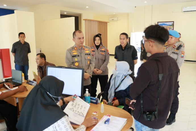 TERINTEGRASI: Kapolres Mojokerto Kota, AKBP Wiwit Adisatria memantau jalannya layanan di MPP Tantya Sudhirajati, Sabtu (1/4). (dok Polres Mojokerto Kota for JPRM)