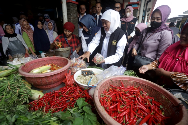 FLUKTUATIF: Gubernur Jatim, Khofifah Indar Parawansa (kerudung putih) didampingi Bupati Mojokerto, Ikfina Fahmawati (kerudung biru) berdialog dengan pedagang dan pembeli saat memantau harga bahan pokok di Pasar Kedungmaling, Kecamatan Sooko, Kabupaten Moj
