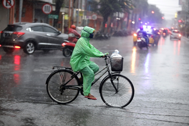 PERALIHAN: Badan Meteorologi Klimatologi dan Geofisika (BMKG) Jawa Timur mengungkapkan intensitas hujan yang lebat disertai angin dan petir yang terjadi beberapa hari terakhir itu menandai masa peralihan dari musim hujan ke kemarau di Kota Mojokerto. (Sof