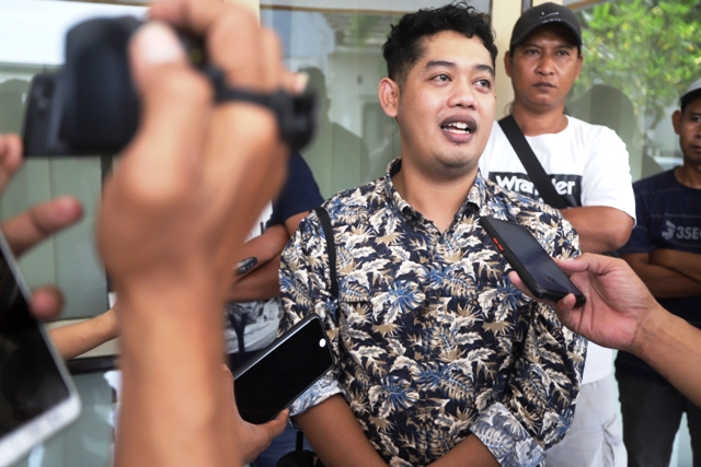 KEBERATAN: Warga dan mantan perangkat Desa Lolawang, Kecamatan Ngoro usai mendatangi kantor Inspektorat Kabupaten Mojokerto, kemarin. (Sofan Kurniawan/JPRM)