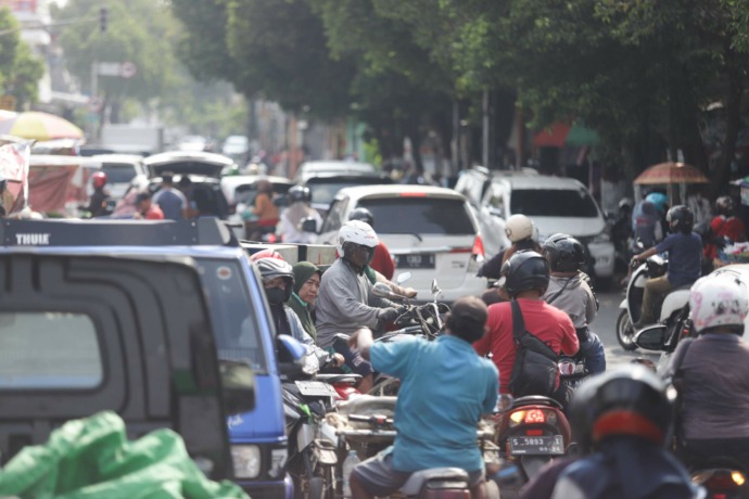 MACET: Pembeli dengan menggunakan motor berjubel memadati Jalan KH. Nawawi komplek Pasar Tanjung Anyar Kota Mojokerto kemarin. (Sofan Kurniawan/JPRM)