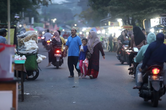 BERGEGAS: Sejumlah warga memilih aneka ragam menu takjil minuman dan makanan di Pasar Brangkal, Kecamatan Sooko. (Sofan Kurniawan/JPRM)