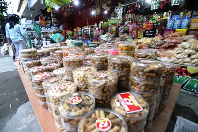MURAH: Aneka jenis kue kering untuk persiapan hari raya kini mulai diburu masyarakat di Kota Onde-onde, kemarin (5/4). (Sofan Kurniawan/JPRM)