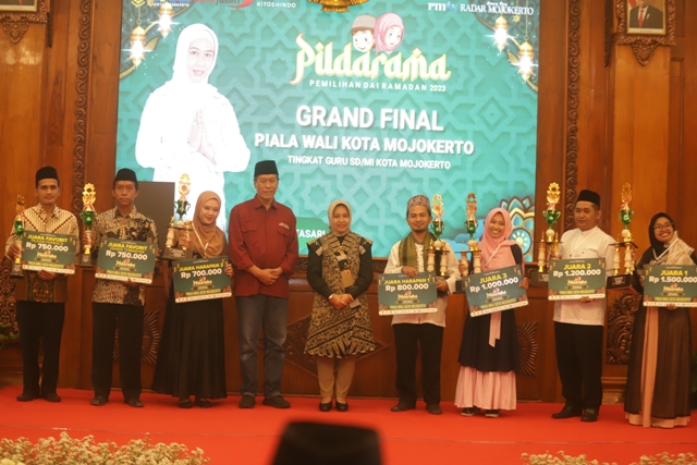 AJANG GURU: Wali Kota Ika Puspitasari bersama Direktur Jawa Pos Radar Mojokerto M Nur Kholis usai menyerahkan trofi dan piagam kepada para juara Pildarama 2023, Jumat (14/4). (Sofan Kurniawan/JPRM)