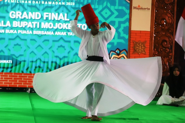 MISTIK: Seorang pria membawakan tarian sufi saat gelaran grand final Pildarama 2023 JPRM Piala Bupati di Pendapa Majatama Pemkab Mojokerto, Kamis (13/4). (Sofan Kurniawan/JPRM)
