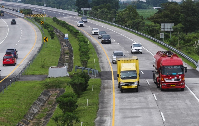 PADAT: Ruas Tol Jombang-Mojokerto (Jomo) bisa rata-rata mencapai 52 ribu kendaraan perhari pada momen mudik lebaran ini. (Sofan Kurniawan/JPRM)