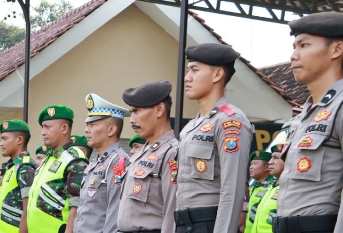 SIAGA PENUH: Kapolres Mojokerto Kota, AKBP Wiwit Adisatria bersama Wali Kota Ika Puspitasari dan Wabup Muhammad Al Barraa mengecek kesiapan personel usai apel Operasi Ketupat Semeru 2023 kemarin. (Farisma Romawan/JPRM)